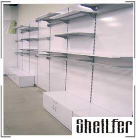 Пристенные стеллажи системы "Шелли" комплектуются напольными тумбами для подтоварки или хранения упаковки выставленных образцов товара. 