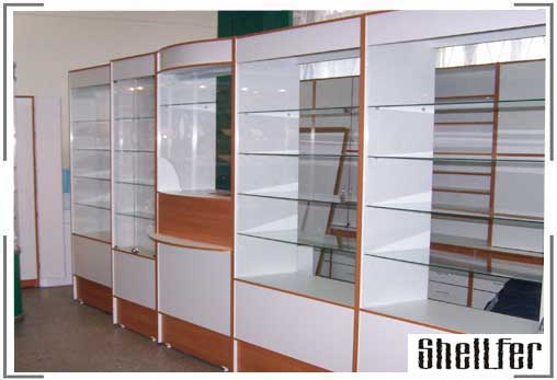 Аптечные витрины зала с подсветкой и выкладкой медпрепаратов