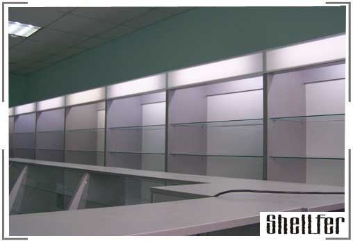 Шкафы оснающаются подсветкой полок и по желанию использовать прозрачный или непрозрачный фриз, что даёт возможность выделить названия лекарственных групп. 