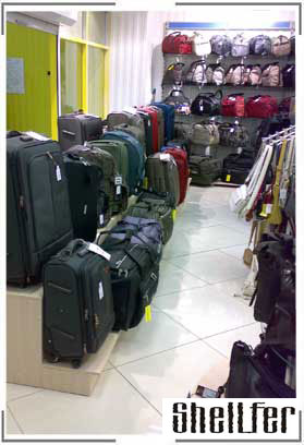 Подиум для выкладки дорожных чемоданов и сумок. Его мобильность позволяет перемещать по залу, а прочность позволяет обеспечивает выкладку крупногабаритных вещей.