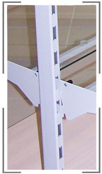 Универсальная система позволяет использовать полки как из ЛДСП так и стекла. Полки переставляются с шагом 62мм.