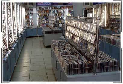 Выставочные стенды для компакт дисков. Пристенные стеллажи для CD-DVD, боковая подсветка. Островные стеллажи. 